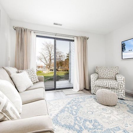 טראוורס סיטי Gorgeous 2 Bedroom Lake View Condo מראה חיצוני תמונה