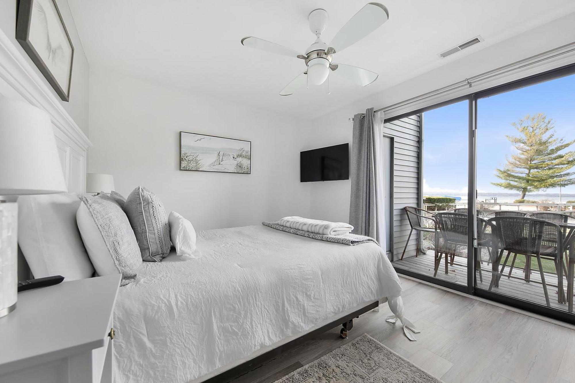 טראוורס סיטי Gorgeous 2 Bedroom Lake View Condo מראה חיצוני תמונה