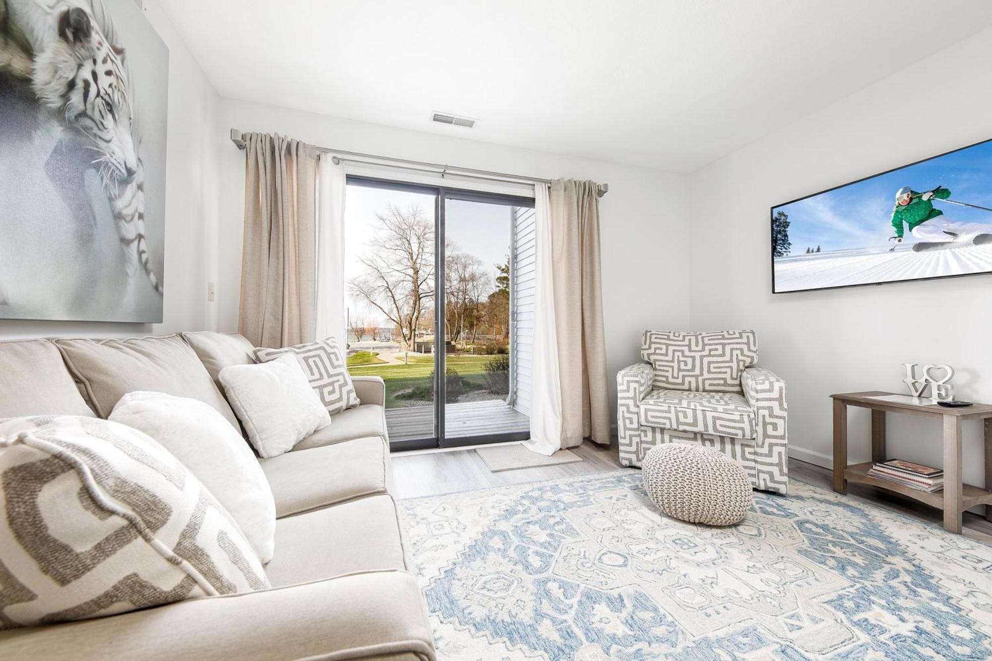 טראוורס סיטי Gorgeous 2 Bedroom Lake View Condo מראה חיצוני תמונה